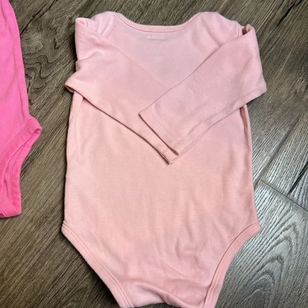 Set of 3 baby bodysuits size 6 and 9 months